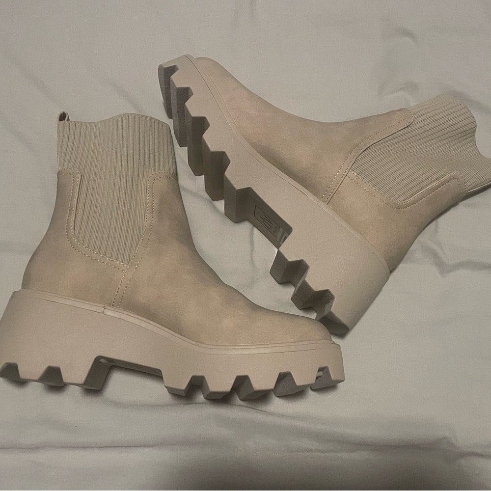 DV Dolce Vita Villa Chelsea Lug Boots Beige Size 8.5 NWT - Picture 7 of 9